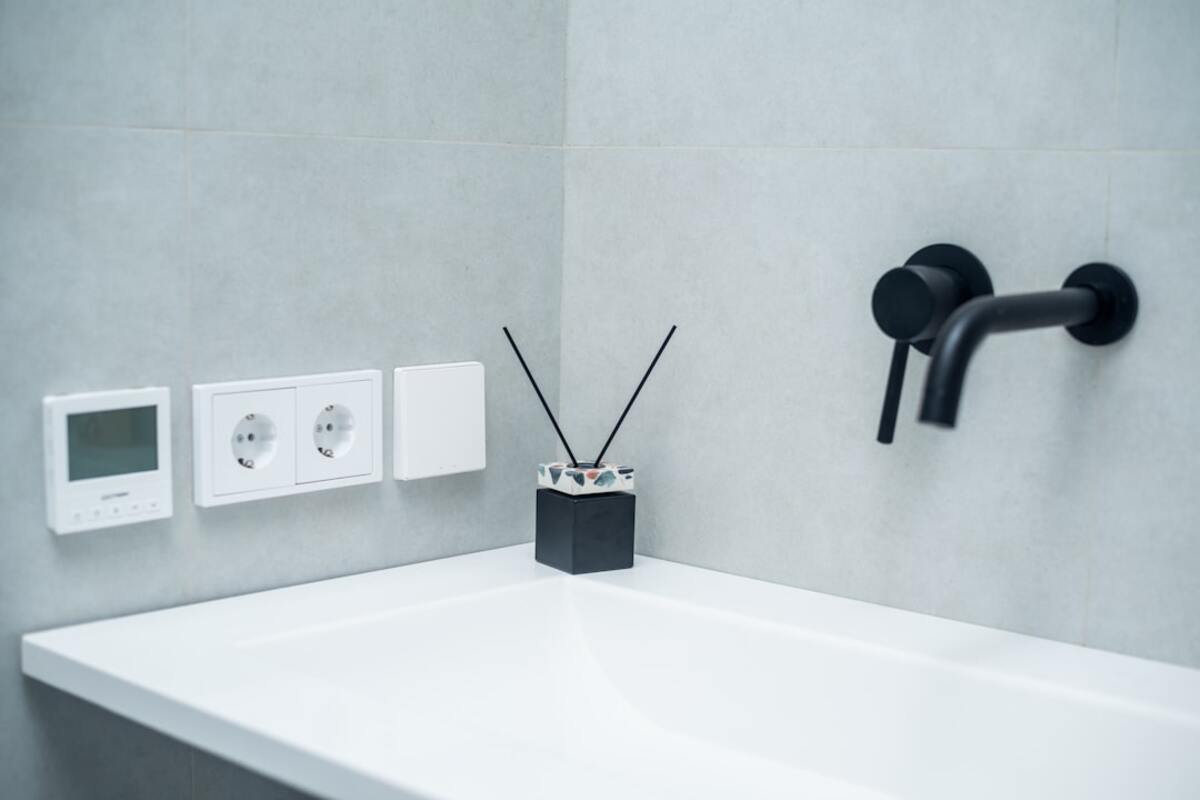 Auto-Defog Your Bathroom Mirror with Matter Humidity Spikes