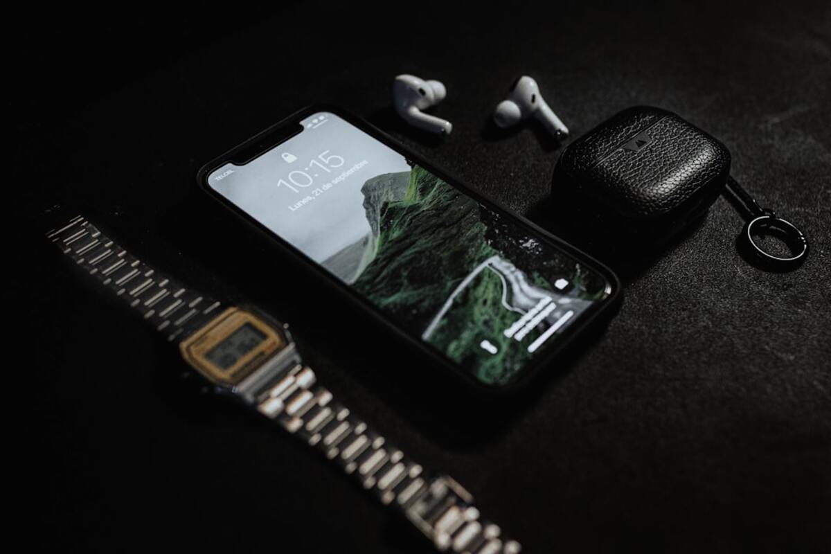 Buying a Qi2‑Certified Foldable 3‑in‑1 Travel Charger for iPhone 15, Apple Watch, and AirPods