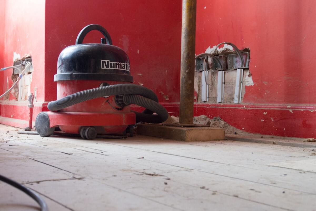 Buying a Refurbished LiDAR Robot Vacuum in 2025: Battery Cycles, Mop Plates, and App Locks