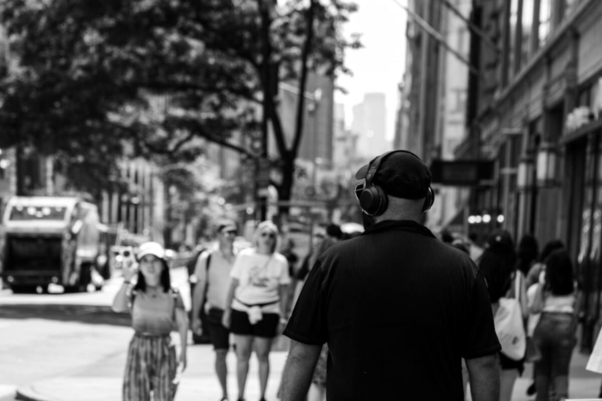 Buying Open‑Ear Air‑Conduction Earbuds for Runners in 2026: Fit Security, Wind Noise, and Volume Leak