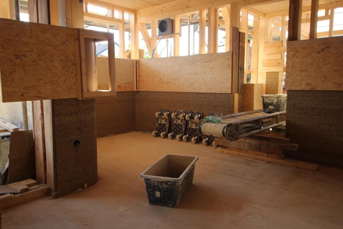 Hempcrete Internal Insulation for Solid Brick Homes: A Practical Retrofit Playbook