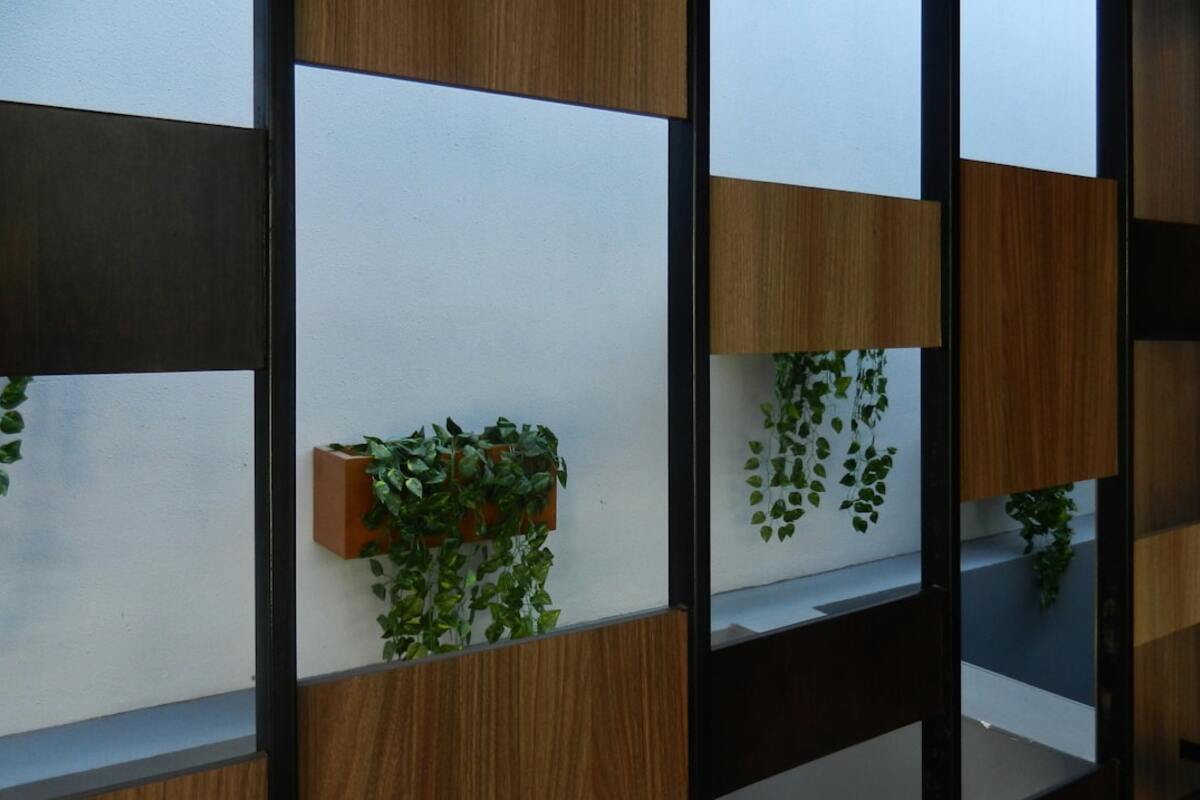 Humidity‑Smart Vapor Retarders Behind Drywall: Mixed‑Climate Moisture Control Without the Guesswork